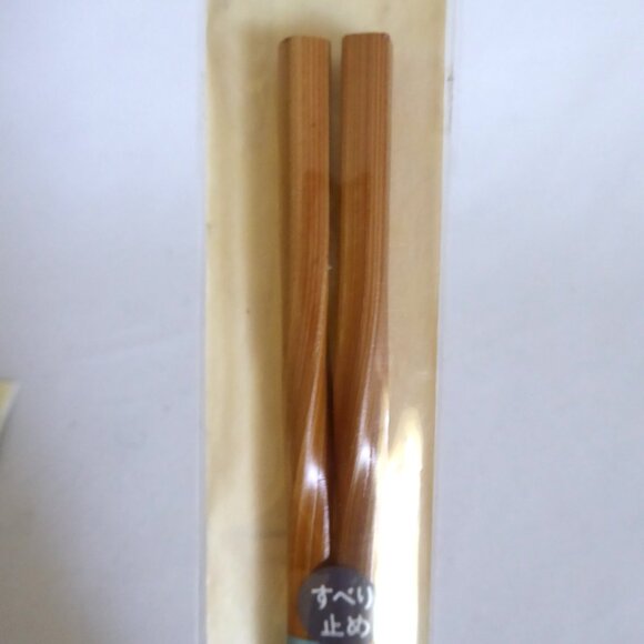 NEW 8.75” HANDCRAFTED TWO TONE SPIRALING BAMBOO WOOD CHOPSTICKS (4 SETS) - Picture 6 of 6